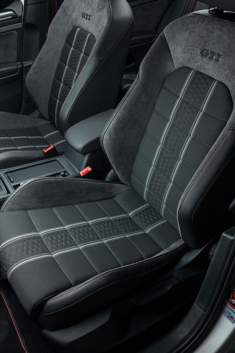 Интерьер Volkswagen Golf GTi 40 Years Edition 2016 года  (фото 10 из 21)